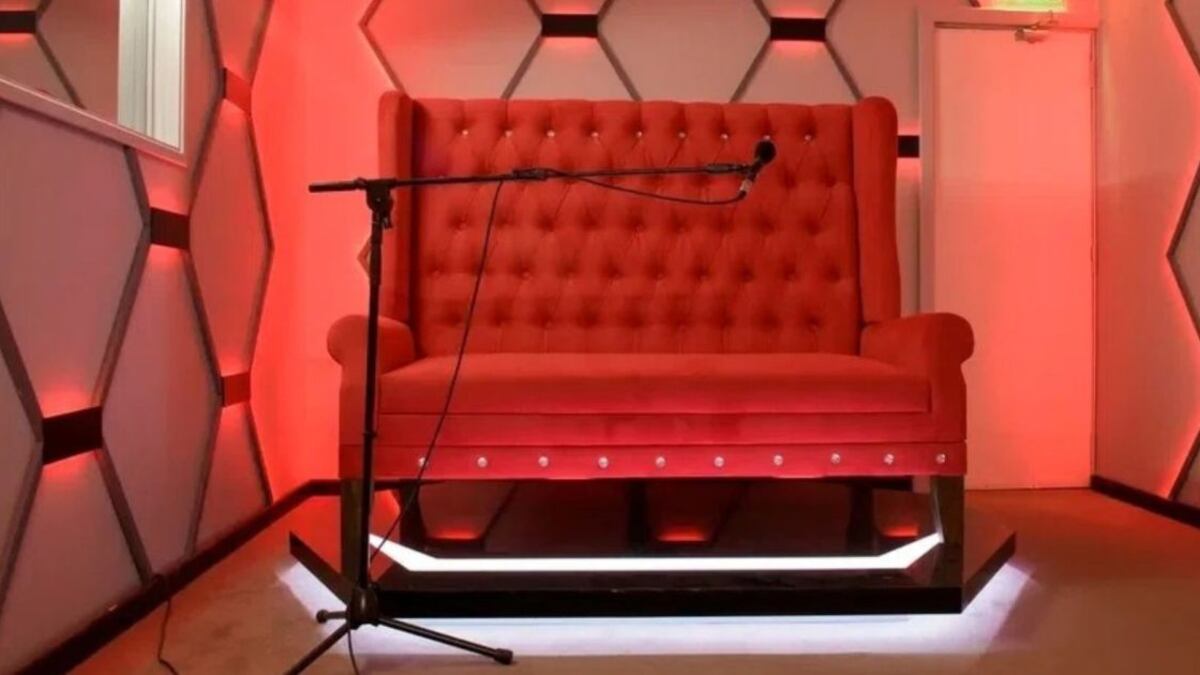 Sin duda que uno de las protagonistas del reality Gran Hermano es la grave voz en off del dueño de casa, quien se encarga de llamar a los participantes al confesionario, darles indicaciones y otra veces consejos. Si bien, desde CHV prefieren mantener en misterio su identidad, al más estilo Pato Frez cuando su rostro era un enigma en el matinal de TVN, en Argentina está más que identificado.
Se trataría nada menos que Rodolfo Valss, un actor y cantante que forma parte de Gran Hermano desde su primera emisión el año 2001, señaló el medio La Nación de Argentina.