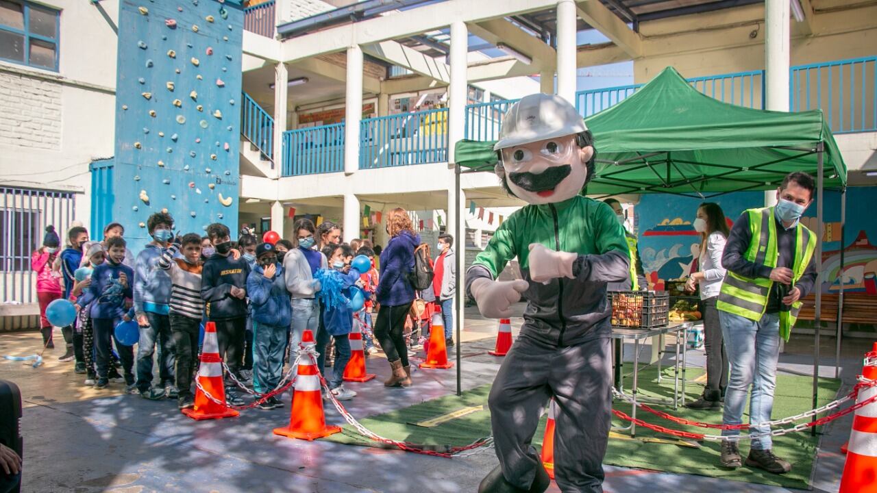 Alianza entre Buses Vule y Escuela Libertadores de Chile para implementar programa de Seguridad Vial para los niños de kinder y básica.