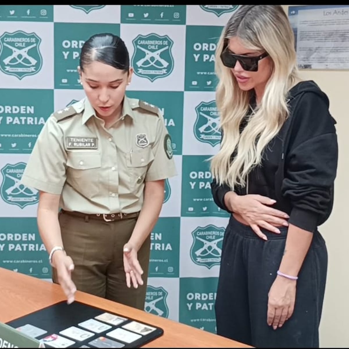 Carabineros devuelve pertenencias a Coté López tras allanamiento Carabineros devuelve pertenencias a Coté López tras allanamiento