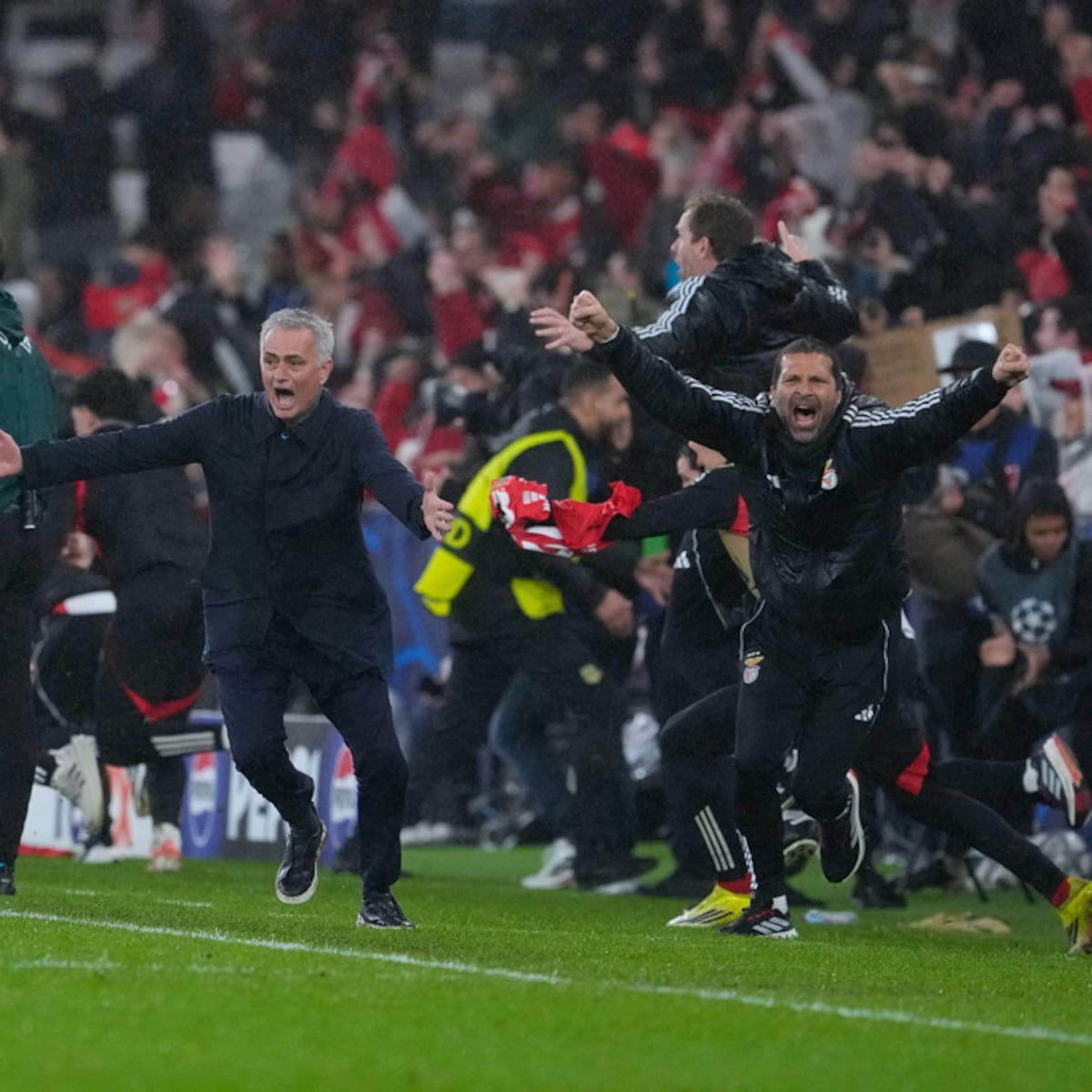 Sorteo de playoffs Champions League: Madrid vs Benfica y Mourinho Sorteo de playoffs Champions League: Madrid vs Benfica y Mourinho