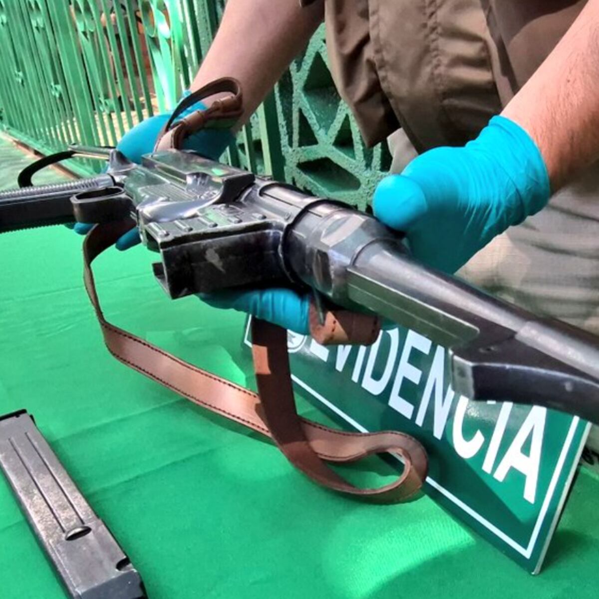 Detienen a hombre con réplica de subametralladora en Antofagasta Detienen a hombre con réplica de subametralladora en Antofagasta