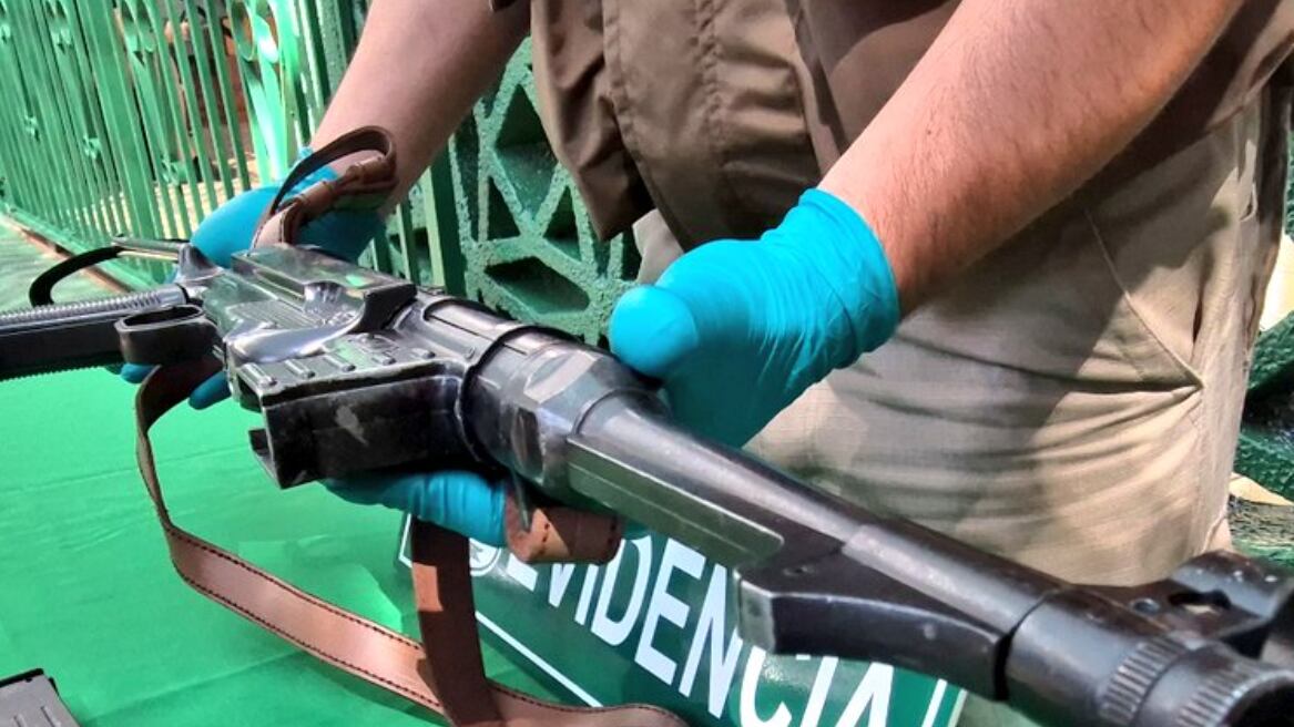 Antofagasta: Detienen a hombre que transitaba con réplica de subametralladora de la 2ª Guerra Mundial