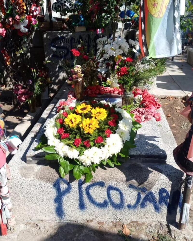 Rayados tumba Víctor Jara
