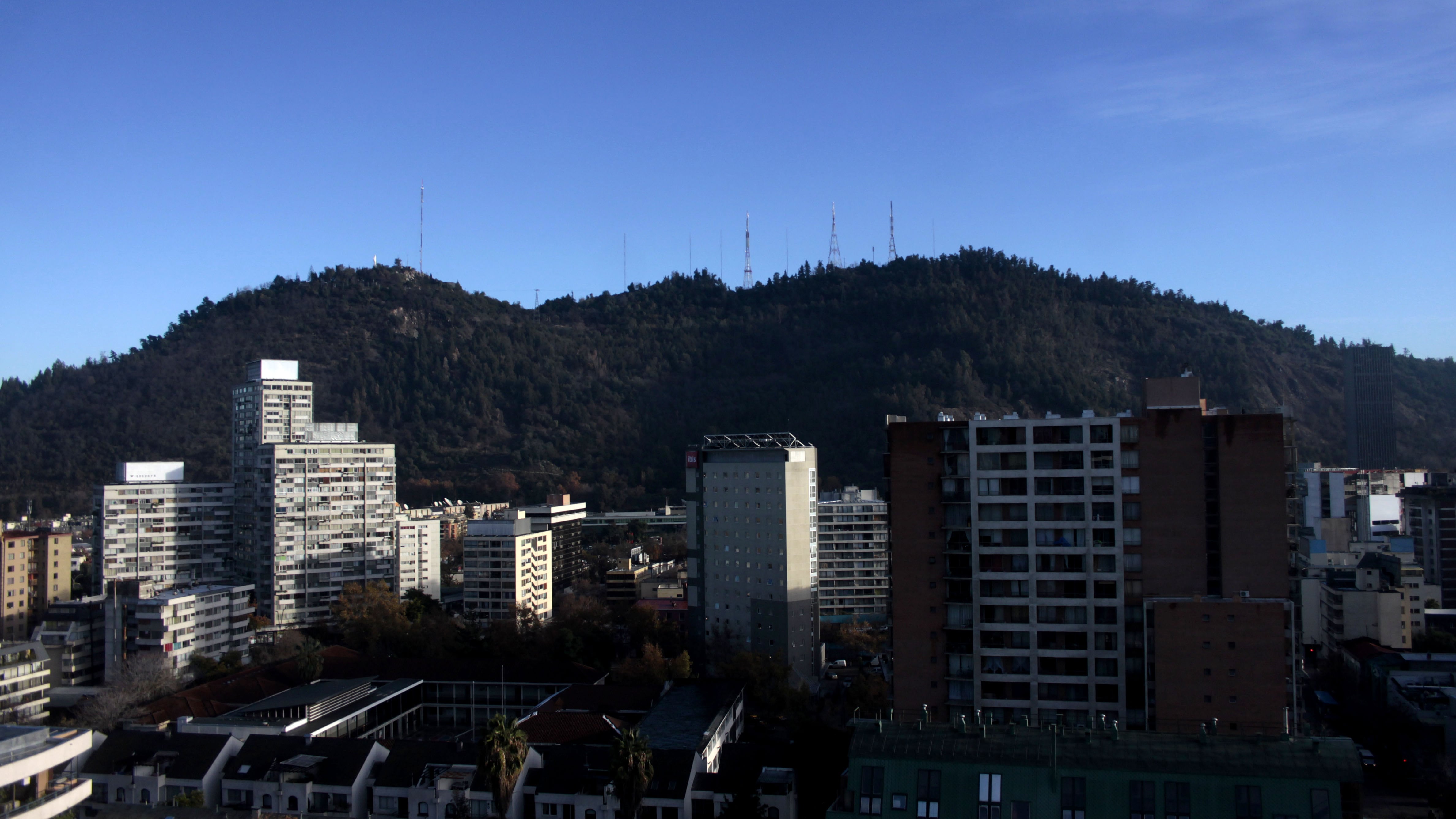 Santiago Despejado | 29 de Mayo de 2013/SANTIAGO
Despues de un sistema frontal lluvioso el clima dio un respiro a la Region Metropolitana permitiendo a los santiaguinos disfrutar de la vista nevada de la cordillera. En tanto, no se descartan nuevas precipitaciones para este viernes en la capital. 
FOTO:CRISTOBAL ESCOBAR/AGENCIAUNO