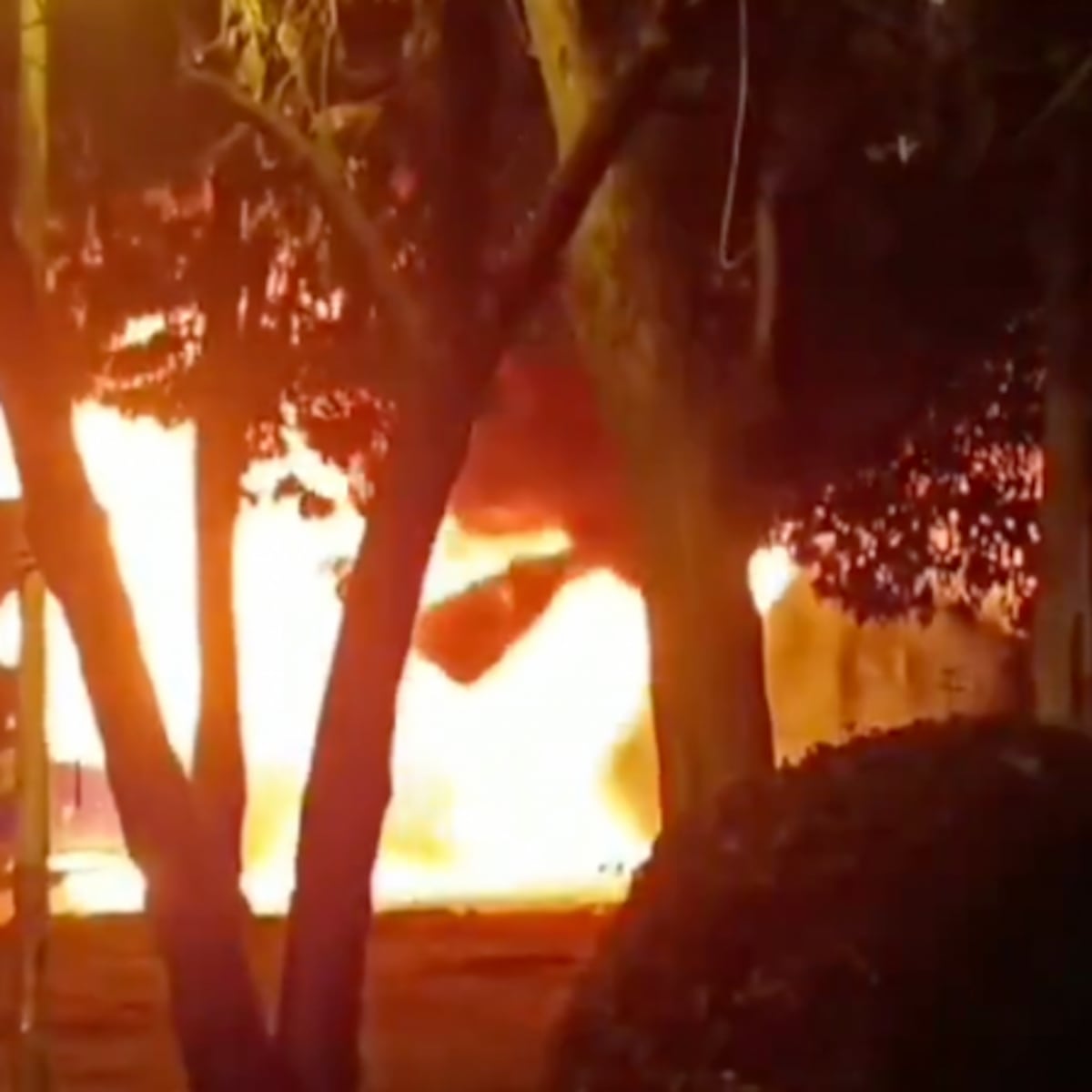 Incendio de bus por 20 encapuchados en Conchalí Incendio de bus por 20 encapuchados en Conchalí
