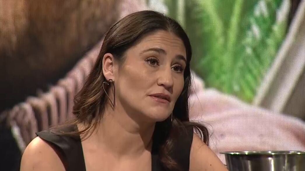 Invitada a Podemos Hablar, capítulo que saldrá emitido el viernes, la comediante Belén Mora, reveló las consecuencias que sufrió tras decir públicamente que estaba a favor del Apruebo, en el plebiscito de octubre del 2022.
Según contó al animador Julio César Rodríguez, su fallido paso por el Festival del Viña del Mar no fue nada comparado con lo que vivió tras manifestar su opción política. 
“Después del Festival de Viña, me llegaron correos muy violentos, muy agresivos, es que yo en verdad no entendía, no sé, ‘tu hijo nació mongólico, porque eres comunista’, ‘te vi con tu hijo mongólico caminando por la costanera. No entendía el nivel de odio y de ira que debes de tener para escribirle a alguien algo así, gente que me decía que me iba a matar cuando me viera en la calle”, recordó la comediante y exparticipante de Top Chef Vip. 
Incluso, reveló que un hombre la agredió cuando ella andaba con su hijo en coche.
“Un gallo me pegó en la calle. Salía del supermercado con Ponchito en coche y viene caminando una persona que hace contacto visual conmigo, a ya me va pedir una foto o algo así y me choca el hombro, una persona de tu tamaño más o menos (haciendo referencia a JC) y con más espalda y me choca el hombro fuerte y se me pone acá y me dice ´me das asco hueona’”.
Producto de ello, lamentó que nadie la ayudara y tomó conciencia del nivel “nivel de odiosidad que ha generado mi opinión política”. 
Además, su marido Toto Acuña, quien también estuvo invitado en PH, reflexionó respecto al machismo que habría contra la opinión de Belén. 
“Siento que pueden haber hombres que pueden expresar su preferencia política, pero al ser mujer, es más castigado, no sé, es lo mismo que le ha pasado a Natalia Valdebenito, que le tiran muchas. Pero muchas haters, mucha mala onda, porque ella tiene opinión, es una mujer y da la cara y creo que es muy mal mirado todavía que una mujer tenga opinión”, sentenció.