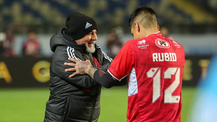 Jorge Sampaoli junto a Patricio Rubio, durante el duelo entre Flamengo y Ñublense en Concepción
