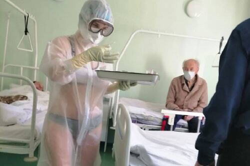 Enfermera rusa usó traje protector muy transparente sólo con ropa interior: fue sancionada pero firma de lencería le ofrece contrato