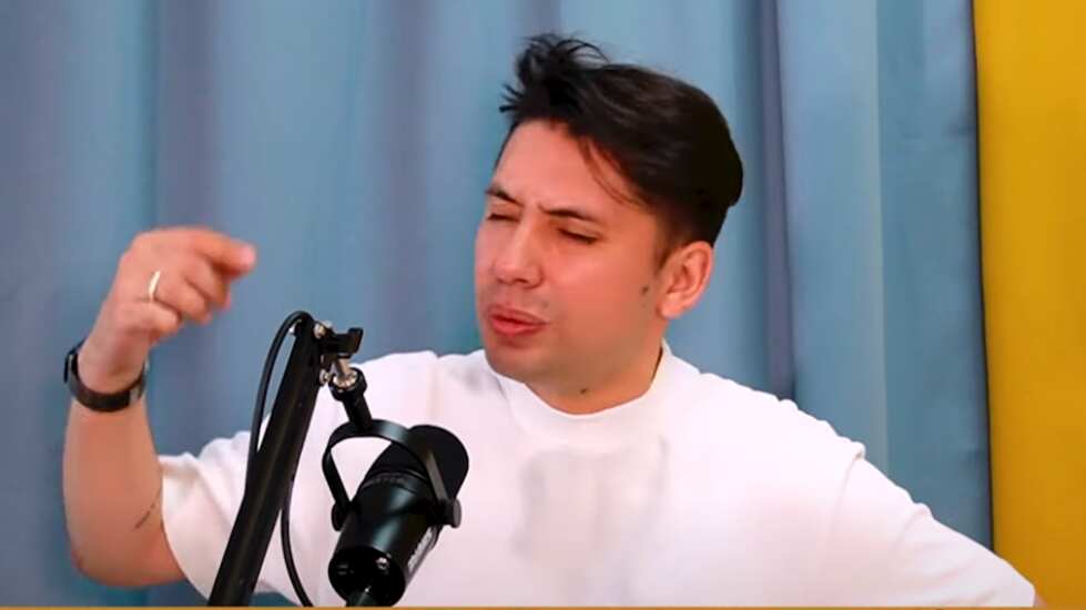 El comediante Fabrizio Copano reveló la última arremetida que le realizó el actor Gonzalo Valenzuela tras su presentación en el Festival de Viña del Mar, donde bromeó tupido y parejo con todos los famosos que se cruzaron por su camino, desde José Luis Repenning, a quien comparó con Kike Morandé, hasta Marcianeke de quien destacó su particular forma de cantar, entre otras hierbas.
Fue en ese contexto que tanto el cantante Pailita y el actor salieron al baile y se ganaron sendos chistes que hicieron reír a la Quinta Vergara. Y si bien, frente a las cámaras Valenzuela se le vio risueño y desfrutando de la rutina, tras bambalinas encaró al humoristas y le puso los puntos sobre las íes.
Y fue en la revisión de la rutina que realizó Copano en Youtube, contando detalles tras su presentación, reveló la última arremetida que hizo el intérprete de Machos, pero en defensa de su amigo Benjamín Vicuña, quien también fue nombrado en la tanda de chistes.
Todo ocurrió cuando le dijeron que supuestamente el galán de Chile y Argentina, ex de Pampita, se encontraba dentro del público. Ahí, Copano bromeó que estaba asustado por su esposa, puesto que corría riesgo de que la conquistaran.
“¿Vino? Conche… mi señora donde está”, dijo Fabrizio Copano, pidiendo que “ubiquen a Benjamín Vicuña por favor...Pónganle un GPS a esa persona, por favor, uno parpadea y sabe lo que pasa. “Es como el Covid”, sentenció, destacando que partió en Talca, se fue para Argentina, y ahora les toca a otros países.”, agregó el comediante en el Festival de Viña 2023.
, ya que era peligroso.
“Ese chiste me recordó otro momento que ‘personita’ me dijo con ese diálogo. Cuando me conversó en este carrete Gonzalo Valenzuela, me dijo también ‘y agarraste pal hueveo a Benjamín hueón, lo dejaste como un mujeriego...”
“Yaaaa, para la hueaaa. por qué, cómo es posible”, reaccionó Copano tras ser increpado por el actor.