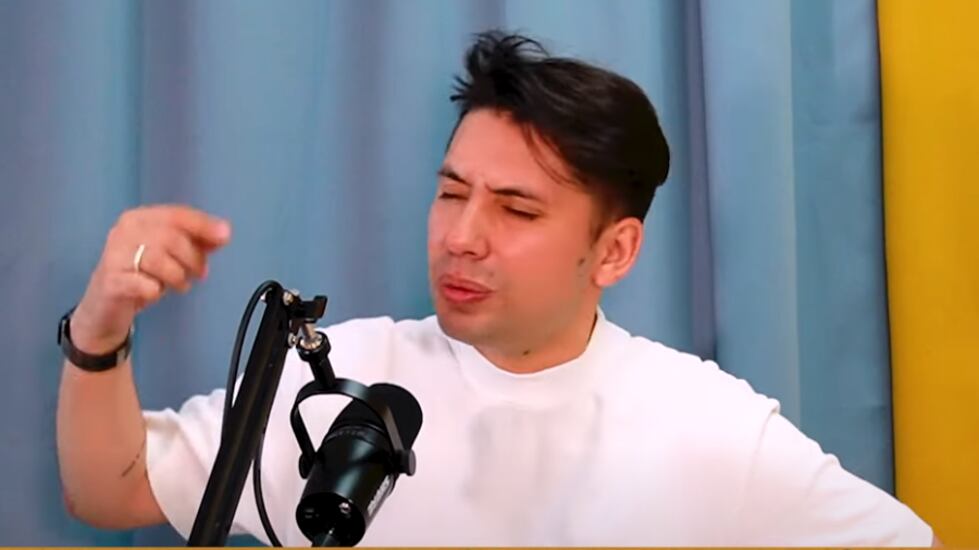 El comediante Fabrizio Copano reveló la última arremetida que le realizó el actor Gonzalo Valenzuela tras su presentación en el Festival de Viña del Mar, donde bromeó tupido y parejo con todos los famosos que se cruzaron por su camino, desde José Luis Repenning, a quien comparó con Kike Morandé, hasta Marcianeke de quien destacó su particular forma de cantar, entre otras hierbas.
Fue en ese contexto que tanto el cantante Pailita y el actor salieron al baile y se ganaron sendos chistes que hicieron reír a la Quinta Vergara. Y si bien, frente a las cámaras Valenzuela se le vio risueño y desfrutando de la rutina, tras bambalinas encaró al humoristas y le puso los puntos sobre las íes.
Y fue en la revisión de la rutina que realizó Copano en Youtube, contando detalles tras su presentación, reveló la última arremetida que hizo el intérprete de Machos, pero en defensa de su amigo Benjamín Vicuña, quien también fue nombrado en la tanda de chistes.
Todo ocurrió cuando le dijeron que supuestamente el galán de Chile y Argentina, ex de Pampita, se encontraba dentro del público. Ahí, Copano bromeó que estaba asustado por su esposa, puesto que corría riesgo de que la conquistaran.
“¿Vino? Conche… mi señora donde está”, dijo Fabrizio Copano, pidiendo que “ubiquen a Benjamín Vicuña por favor...Pónganle un GPS a esa persona, por favor, uno parpadea y sabe lo que pasa. “Es como el Covid”, sentenció, destacando que partió en Talca, se fue para Argentina, y ahora les toca a otros países.”, agregó el comediante en el Festival de Viña 2023.
, ya que era peligroso.
“Ese chiste me recordó otro momento que ‘personita’ me dijo con ese diálogo. Cuando me conversó en este carrete Gonzalo Valenzuela, me dijo también ‘y agarraste pal hueveo a Benjamín hueón, lo dejaste como un mujeriego...”
“Yaaaa, para la hueaaa. por qué, cómo es posible”, reaccionó Copano tras ser increpado por el actor.