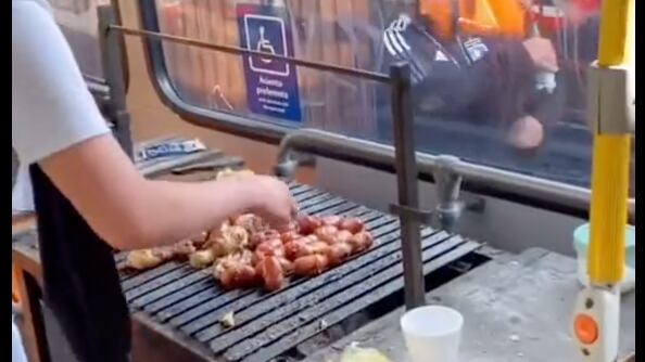 Albos hacen asado en una micro