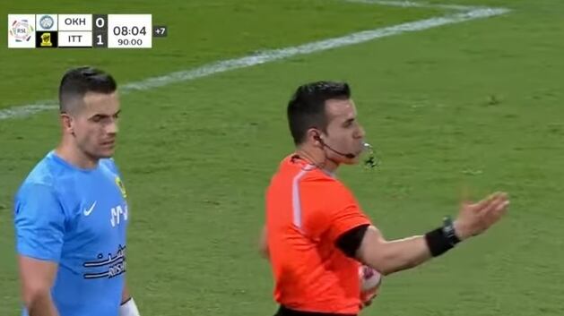 El árbitro chileno dirigió por tercera vez en la millonaria liga de Arabia Saudita.