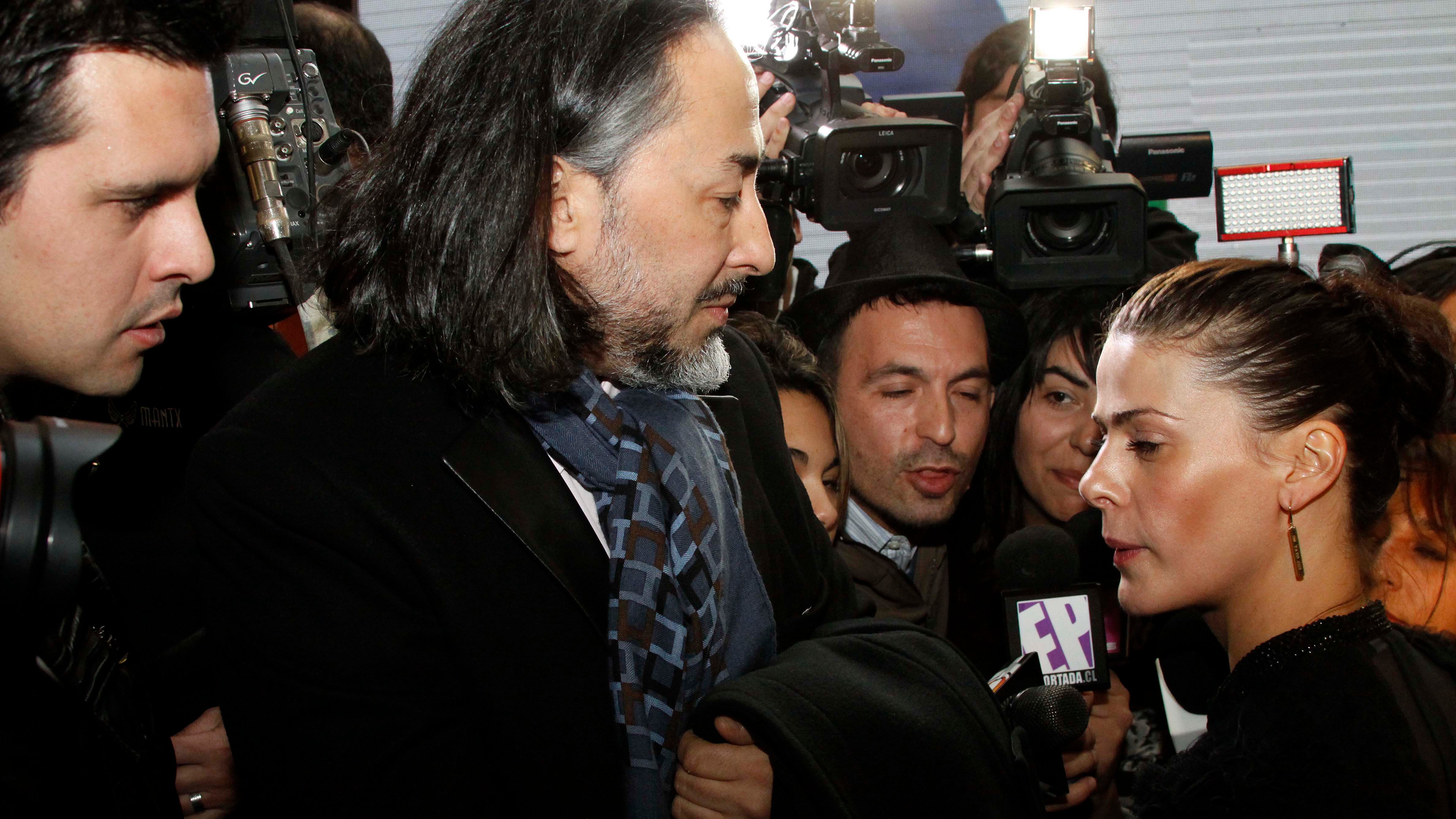 Desfile en Mall Costanera Center | 26/06/2012 SANTIAGO
Esta noche en el mall Costanera center, se llevo a cabo el
primer desfile de moda, de la coleccion Ay Carmela y Bautista,esta ultima del actor Benjamin Vicuna.El evento estuvo animado por Tonka Tomicic,ademas de algunos rostros de la farandula. En la imagen Tonka Tomicic y Parived.
FOTO: FRANCISCO SAAVEDRA/AGENCIAUNO