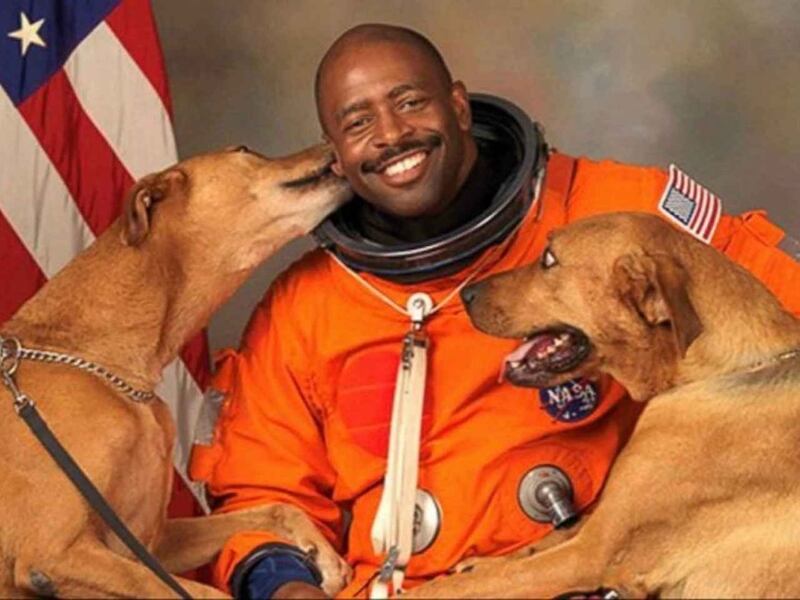 La historia detrás de la icónica y “prohibida” imagen de un astronauta de la NASA con sus dos perros