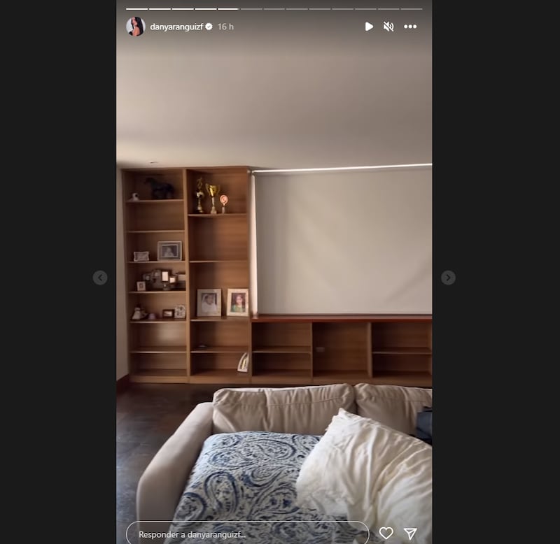 ¿Y cómo lo hizo? Compartió un video en su cuenta de Instagram, en el que aparece mostrando un espacio de su casa, que compartía con su ex, y desde dónde sacó todas sus pertenencias luego de que se confirmara la separación. «Uhhh, qué hago en esta pieza, está tan vacía está pieza», dice Daniela Aránguiz.
A lo que inocentemente su hijo le responde,«hazme una salita de juegos», a lo que ella asegura que lo hará.