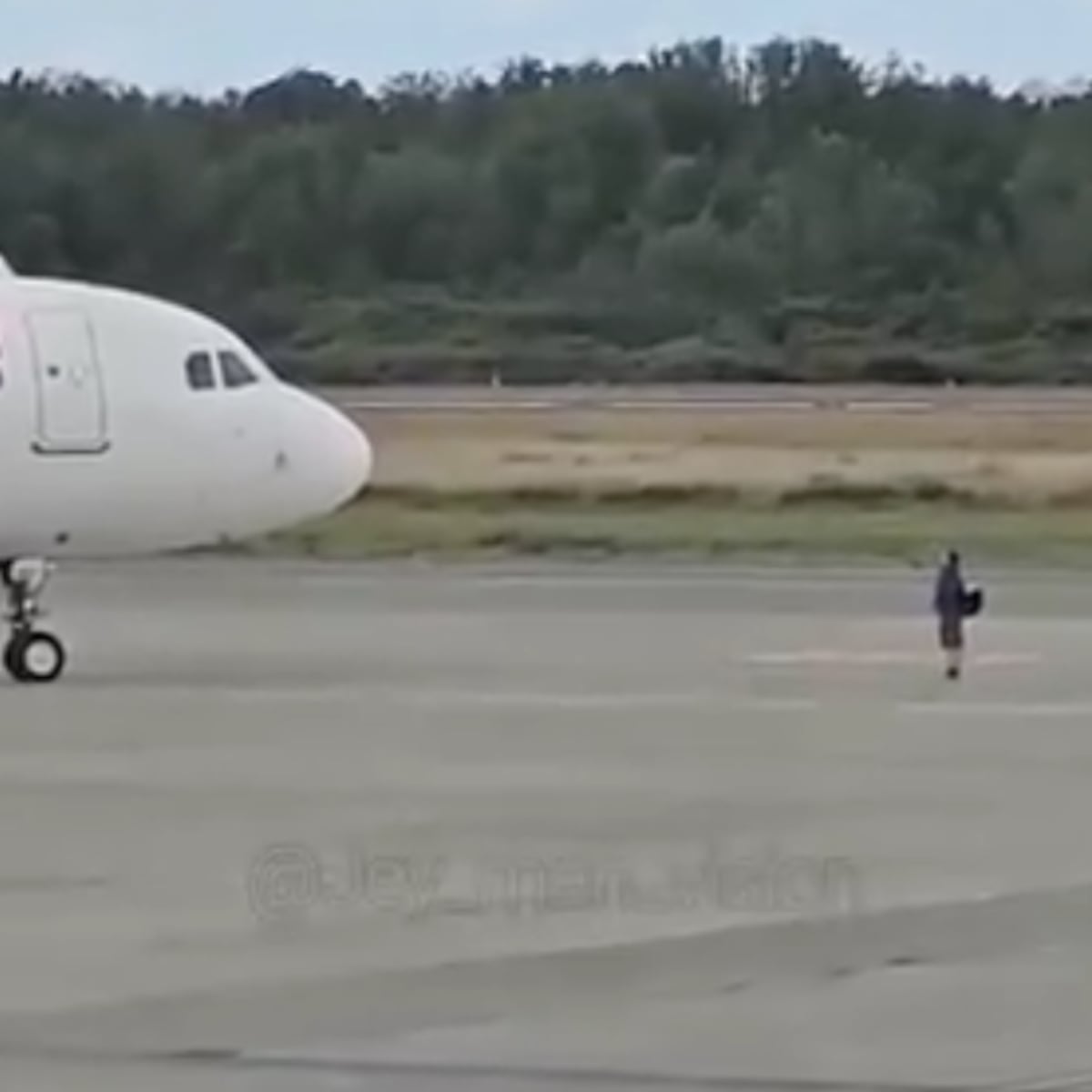 Hombre se interpone en la pista para evitar despegue de avión en Puerto Montt Hombre se interpone en la pista para evitar despegue de avión en Puerto Montt