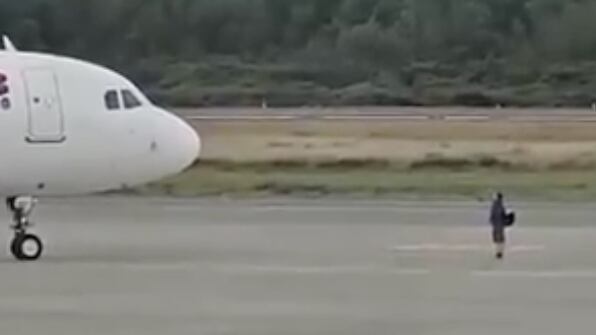 Hombre se interpone frente a un avión