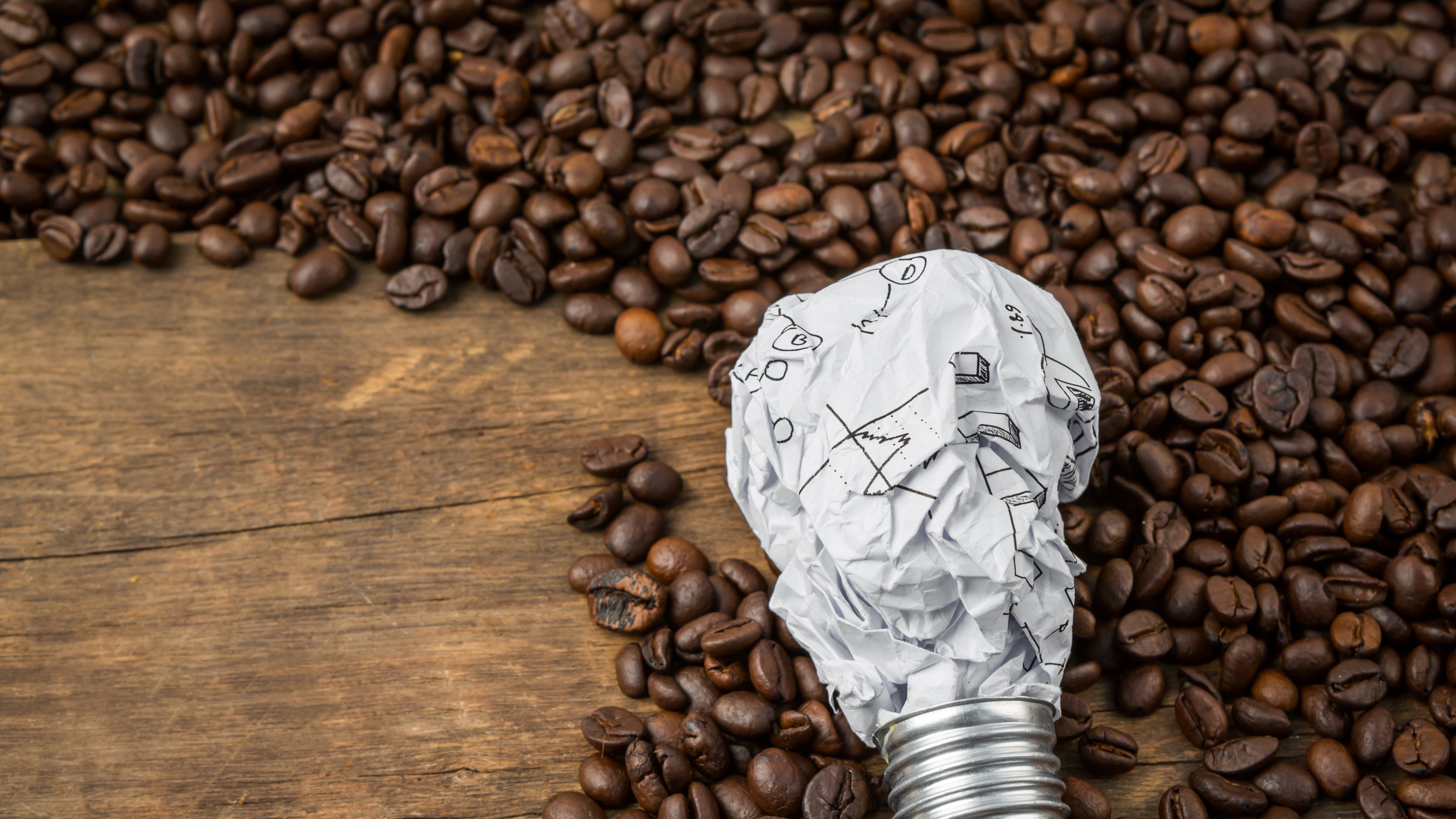 Lejos de ser solo un estimulante, científicos han descubierto que el café interactúa activamente con sistemas internos del cuerpo, especialmente con la conexión entre el intestino y el cerebro. Foto: Magnific.