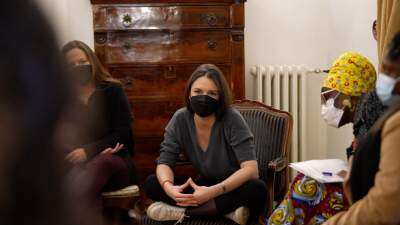 Irina Karamanos genera polémica por sentarse con las piernas arriba de la silla en La Moneda.