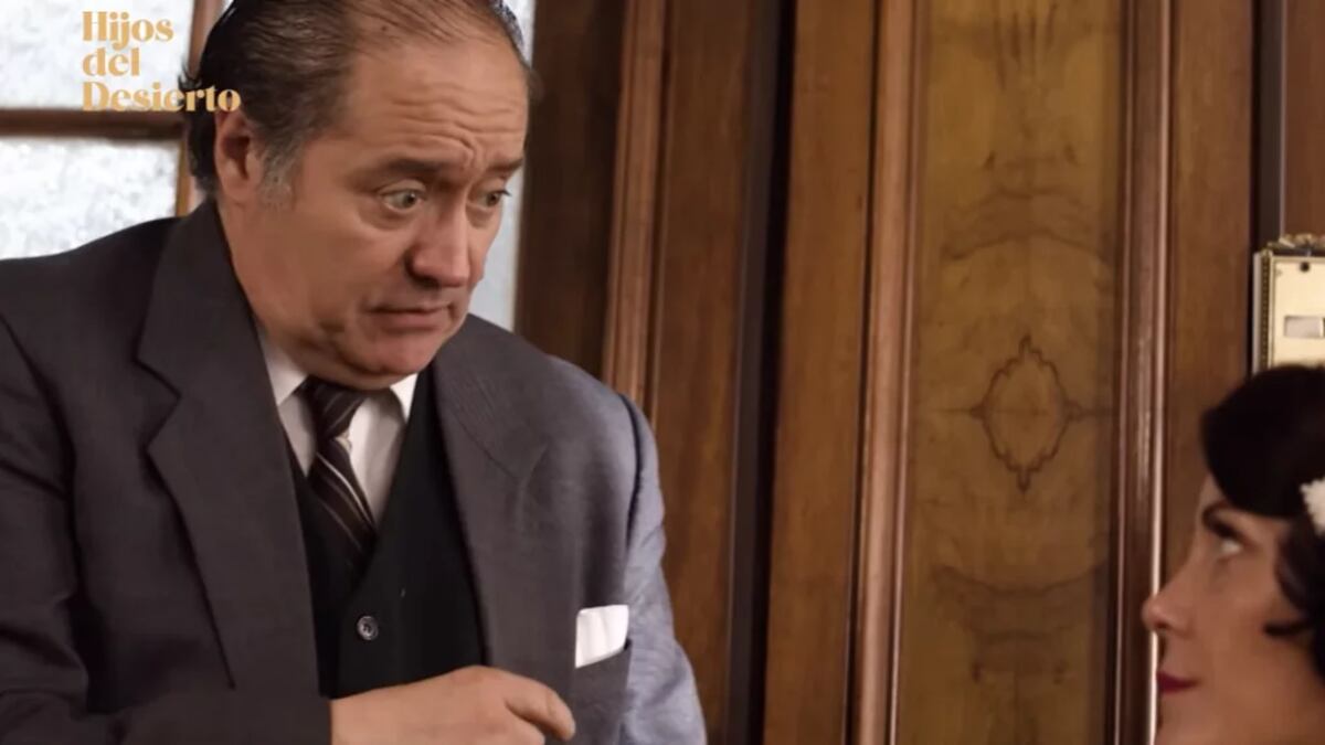 El Sindicato Nacional de Actores (Sidarte) informó el triste y sorpresivo fallecimiento del reconocido actor chileno Carlos Araya, cuyo último trabajo fue en el papel de abogado en la exitosa teleserie de Mega, Hijos del Desierto.
“Los invitamos a despedir con cariño a nuestro compañero Carlos Araya. Su trayectoria como actor es prolífica y talentosa, participando en obras tan importantes como “Malasangre” y “Taca taca mon amour” de la compañía Teatro del silencio”, escribieron desde la cuenta de Instagram del Chileactores.
Carlos Araya participó en numerosas producciones, destacando su participación en la vespertina de Mega, La ley de Baltazar, donde interpretó al abogado que fue crucial en el caso de Gerónimo (Felipe Rojas), y en la nocturna, Hijos del desierto, donde trabajó codo a codo con Paola Volpato, interpretando a uno de los abogados querellantes contra Eloísa (María José Weigel).
“Su desempeño en el teatro del Silencio fue magnífico. Lamentable pérdida”, expresó su colega Daniel Alcaíno.
Si bien, no se revelaron las causas de su deceso, se indicó que “(hoy) Lunes a las 18:30 horas, despediremos a nuestro querido compañero Carlos Araya en Sidarte. Las y los invitamos a darle un ‘hasta siempre’ a todos quienes nos quieran acompañar”.
Por su parte, las cuentas oficiales de Chileactores en las redes sociales también se tomaron un minuto para dedicarle unas palabras a su colega.