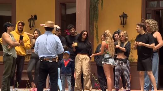 Un enfrentamiento de dimes y diretes protagonizó Pamela Díaz con Daniela Castro en Tierra Brava. Esto, luego que la exMasterChef criticara las burlas que recibió Junior Playboy de parte de algunos compañeros, tras ser mordido en su mano, por su burro regalón.
El momento ocurrió cuando llegó el capataz, el Huaso Gutiérrez, y Castro aprovechó de desahogarse, contando que no le gustó escuchar a sus compañeros reírse de la tragedia que sufrió José Luis Concha, quien quedó herido en uno de sus dedos.