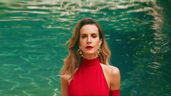 Diana Bolocco, la nueva portada de Revista Velvet
“He decepcionado a mucha gente por ser feliz”
A días de la Navidad, la destacada animadora –y la menor del clan Bolocco Fonck– llega a fin de año tomando su carrera profesional en sus manos. “Decidí volver al origen, volver a la entretención”, cuenta mientras estaría en conversaciones con distintas estaciones televisivas.
Además, Diana, quien asume que no se arrepiente de nada, revela algunos de sus miedos infantiles, temores actuales y culpas, sin olvidar el amor y de cómo construyó su seguridad.
Santiago, 21 de diciembre 2022.– “Nuestras navidades son muy de celebrar el estar juntos. Hace muchos años tomamos la sabia decisión de dejar de hacernos regalos entre los grandes. Ni siquiera hacemos amigo secreto. Hacemos regalos a los ahijados que tenemos, que yo tengo un ahijado por cada hermano. Máximo (el único hijo de su hermana Cecilia) por ejemplo, es mi ahijado”, cuenta Diana Bolocco, quien a los 45 años, con dos matrimonios, dos hijos de cada unión (entre 7 y 21 años), ha forjado una carrera profesional cuyo destino toma en sus propias manos. De hecho, uno de los temas de la industria televisiva son las conversaciones que tendría con distintos canales.
“Me estaba exigiendo mucho a nivel personal, como tratando de probarme a mí misma que era capaz, y fue súper agotador (dice respecto a su último tiempo en el matinal “Mucho Gusto” de Mega). Porque también es bueno en algún momento decir ‘no tengo nada que probarme a mí misma ni a nadie’. Más bien hay momentos para estar más tranquilo y disfrutar, darle valor a lo que uno hace y hace bien, que es la entretención. Yo le doy mucho valor, siempre lo que he hecho”, dice la menor del clan Bolocco Fonck, quien por lo demás comenta que en una ocasión leyó una publicación en Instagram que le hizo mucho sentido y que decía que la única forma de tener una relación libre con uno mismo o de ser feliz, es habiendo decepcionado personas. “¿Dime que no es demasiado cierto? Porque yo decepcioné a muchas personas en el camino para ser feliz. Primero, decepcioné casándome súper joven, después separándome súper joven, después metiéndome a la tele, pololeando después… Y no me arrepiento de nada”, asegura.
En esta entrevista exclusiva con Revista Velvet, cuya producción fotográfica estuvo pensada en torno a la Navidad, Diana reconoció que a ella le encanta reunir a sus cercanos en su casa y que por años ha hecho las navidades de su familia. Sin embargo, para este 24 de diciembre los Bolocco debieran reunirse en la nueva casa de su hermana Cecilia, quien, a principios de octubre, se casó con el empresario José “Pepo” Daire. “Además, (Cecilia) ha tenido navidades súper difíciles últimamente. Le tocó el tratamiento de Máximo, después vino el estallido y la pandemia; y el año pasado que fue como una vida más normal, también había aforo reducido y ella venía llegando recién. Entonces, claro, ella sí que hace mucho que no tiene una Navidad, comillas, más normal”, comenta Diana.
De su marido, el periodista Cristián Sánchez, en tanto, señaló que es alguien que le da mucha paz y de sus padres, Enzo Bolocco y Rose Marie Fonck, de 90 y 87 años, respectivamente, mencionó que son dos personas que la criaron en libertad, le entregaron demasiado y que hoy trata de estar con ellos lo más que puede.