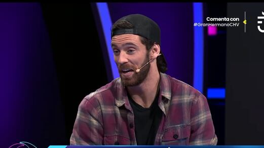 Sin duda la agresión al perro Bigote fue una de las preguntas más esperadas durante la entrevista que le realizaron a Lucas Crespo en el panel, tras su salida de Gran Hermano. Pero, su respuesta no dejó muy contento a los televidentes.
Esto, porque aseguró que nunca se trató de una agresión y argumentó que él fue el primero en jugar con la mascota del reality.
“Encuentro injusto que se me tilde de maltratador en el aeropuerto, que me tilden de maltratador de animales es más fuerte que la cresta”, dijo tras dar a conocer que fue encarado por una chilena en el aeropuerto, quien lo acusó de haber agredido a Bigote.
“¿En qué momento? ¿Cuándo en mi vida le hice algo a Bigote?”, se defendió, señalando que nunca consideró que hubiese sido una agresión cuando correteó a Bigote para que lo dejara dormir.