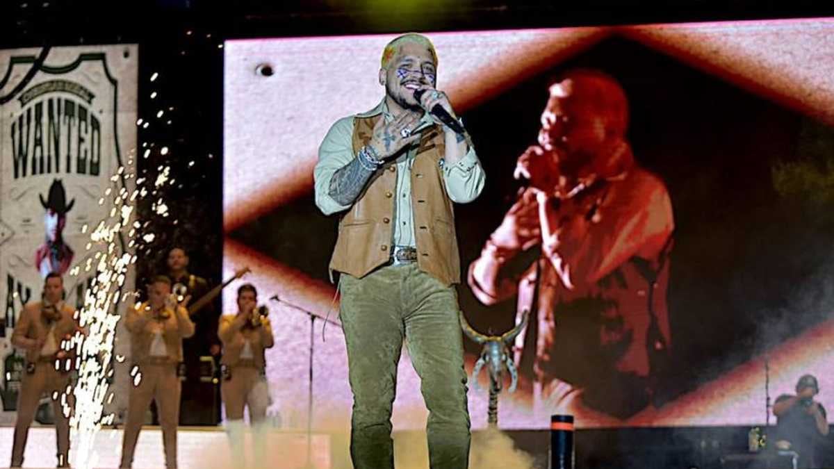 Los fans de Christian Nodal se mostraron impacientes por sus largos discursos y pocas canciones.