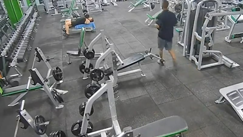 El ataque ocurrió en un gimnasio en Australia y quedó registrado en cámaras de seguridad.