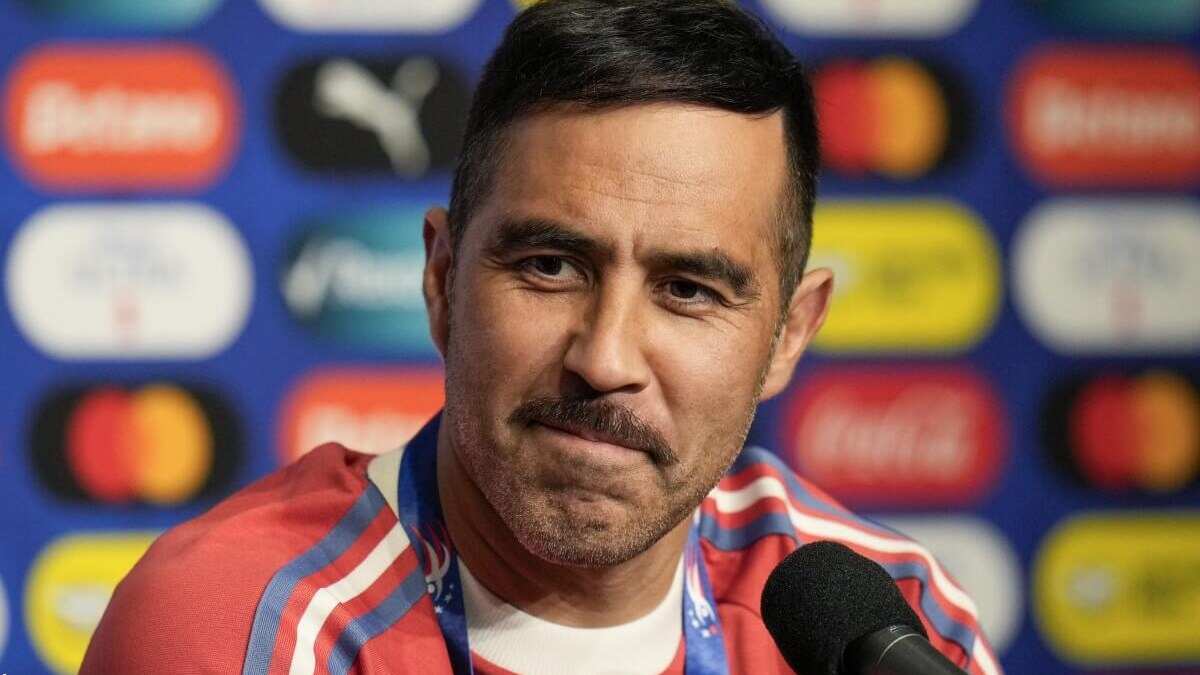 Claudio Bravo en rueda de prensa desde Arlington, Texas, durante la Copa América 2024