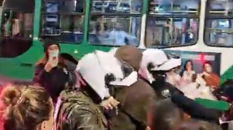 Golpean a hombre que lanzó a perro