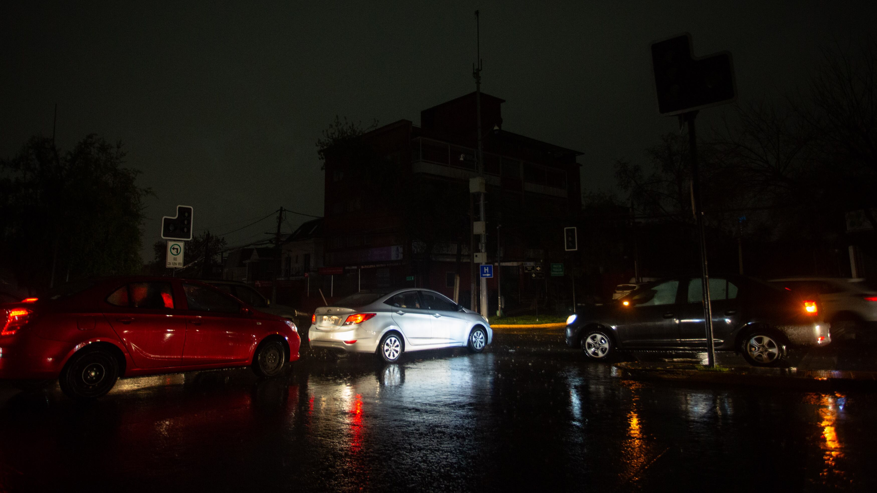 Los cortes de luz afectaron el tránsito, por la falta de semáforos, además de a los hogares. / AGENCIAUNO