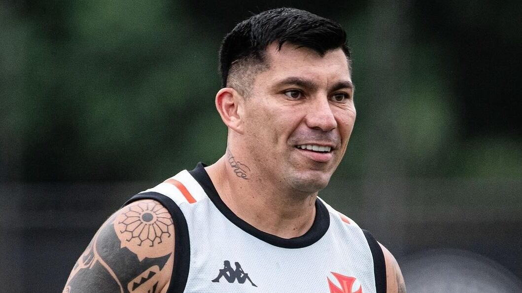 El defensor chileno ha sido duramente cuestionado por los medios deportivos de Brasil tras revelarse sus problemas con algunos compañeros del plantel de Vasco.