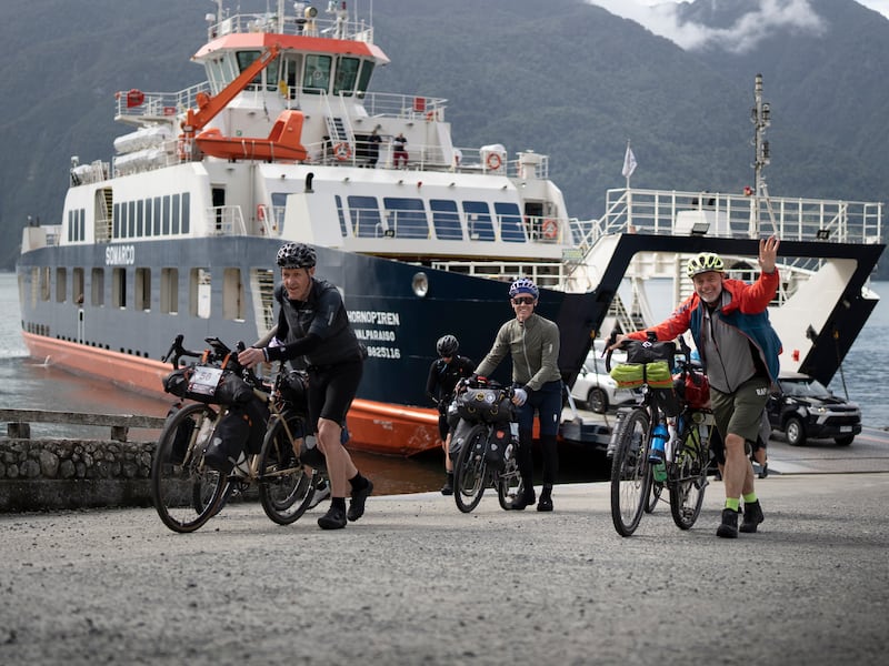 Desafío ciclista enfrenta a participantes de 24 países en un recorrido de 2.900 kilómetros entre Puerto Montt y Ushuaia