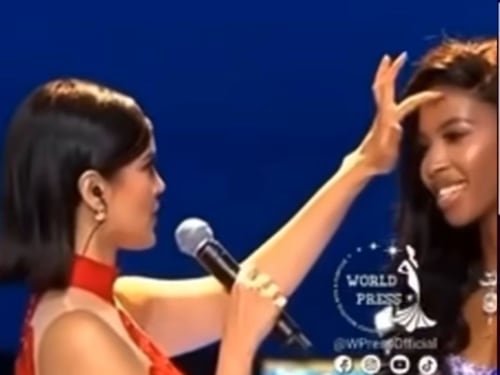 El gesto de presentadora a candidata que causó controversia en Miss Mundo 2024 