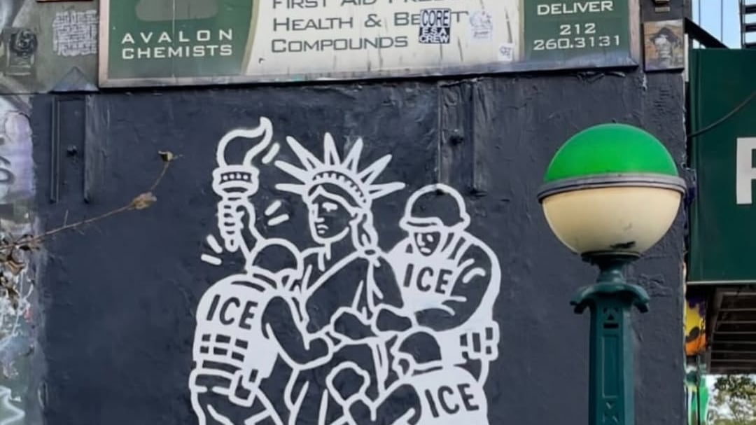 Una mural del artista Doug Groupp, en Nueva York, muestra a la icónica Estatua de la Libertad detenida por agentes del ICE. Foto: Doug Groupp.