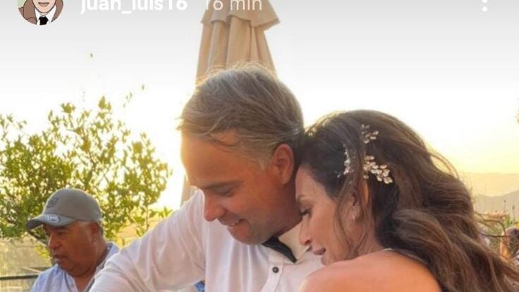 En el registro, se puede a ver a Fernando junto a Luciana con sus hijos Félix y Lupe en brazos mientras que disfrutan de una presentación en vivo de una banda.
“Fernando González se casó con la argentina Luciana Aymar”, escribió Gutiérrez junto a la postal.
Cabe recordar que el extenista y la exjugadora de hockey sobre césped están en una relación desde 2016. Tienen dos hijos, Félix que nació en 2019, y la pequeña Lupe que nació el 2021.