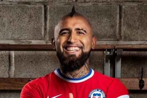 ¡Ya salió! Los cracks de la “Roja” presentaron la nueva camiseta de la selección chilena