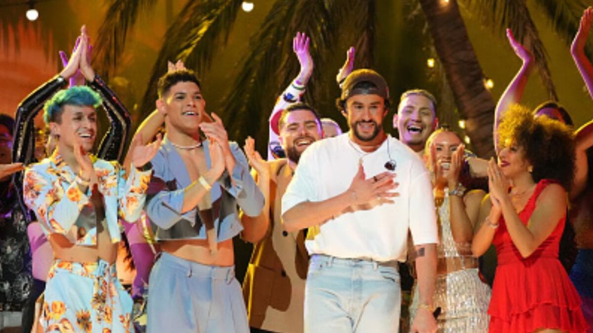 Bad Bunny fue el cantante que abrió los Grammy 2023, con El apagón y Después de la playa