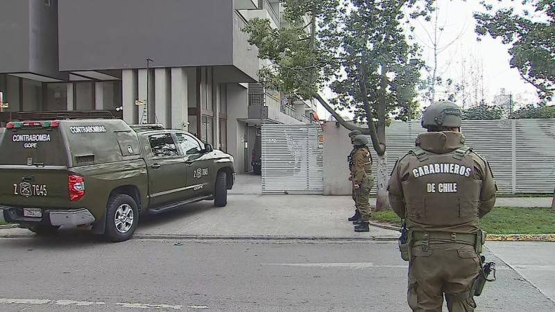 Sujeto armado se encuentra parapetado en San Miguel: habría disparado desde edificio cercano al Hospital Barros Luco