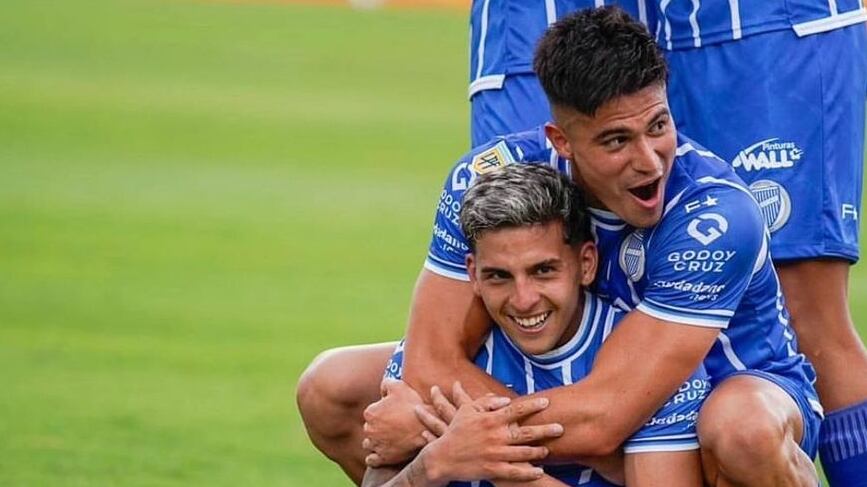 El defensor chileno aseguró que el futbolista argentino está mejor preparado que el chileno.