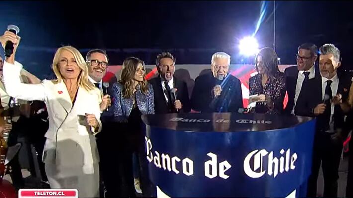 Fue en horas de la madrugada cuando Don Francisco dio el cómputo final mostrándose feliz y agradecido por haber conseguido superar ampliamente la meta en las 27 horas de amor.
Si bien, al principio costó finalmente se logró sobrepasar el monto de dinero propuesto para esta cruzada solidaria que año a año busca recaudar fondos para los diferentes centros de rehabilitación del país. La cifra final fue de $37.237.475.067 monto que superó en cerca de 2 mil millones las expectativas para este año 2022.
La expectación se vivió durante toda la jornada, pues la recaudación estaba baja en comparación a los años anteriores. Sin embargo, fue durante el show de cierre en el Estadio Nacional cuando el cómputo fue mejorando y se acercó cada vez más a la meta que finalmente fue sobrepasada.
Al revisar la cifra final Don Francisco dio gracias a todos quienes hicieron posible ese momento. "Tenemos que agradecerle a todo Chile. A todos las personas que fueron a los bancos, a las cajas auxiliares, hombres, mujeres, niños... a todos los productores, todos los artistas, a todos estos jóvenes animadores que se han sacado la cresta durante estas 27 horas. Muchas gracias por haber participado" dijo el animador.
Cabe recordar que, a las 21:00 horas la Teletón 2022 cerró su bloque en el teatro con cerca de 15 mil millones de pesos lejos de lograr su objetivo, con solo horas para recaudar ese dinero. Por esto, existía la incertidumbre y la posibilidad de no lograr el objetivo de los $35.248.651.075.
El show de cierre comenzó a las 22:00 horas en el Estadio Nacional tras cuatro años de ausencia. La jornada contó con una presentación de apertura y un amplio abanico de actuaciones musicales, Polimá Westcoast y Pailita, Natti Natasha, Pedro Capó, Río Roma, Luis Jara, Pimpinela, Noche de Brujas, Tommy Rey, Denisse Rosenthal, la banda Plumas, Stefan Kramer, además del testimonio del guitarrista y cantante Andrés Godoy.