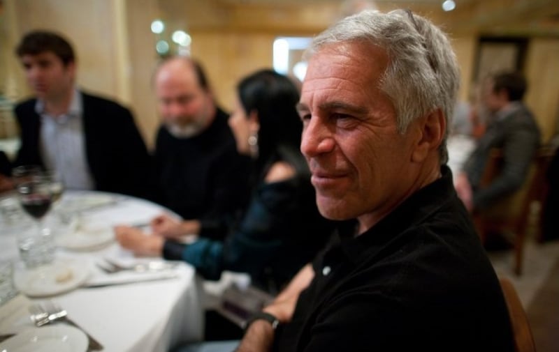 Revelan nuevo material del caso Epstein: fotos con Chomsky, Bill Gates y mensajes que apuntan a tráfico sexual