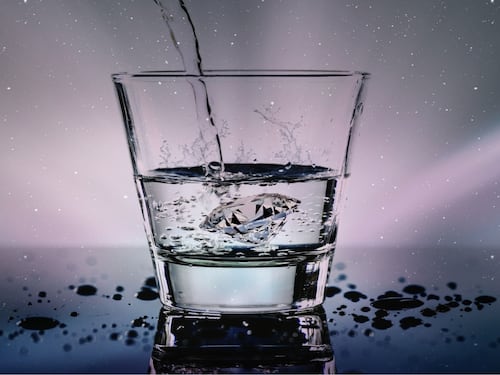 Proyecto de Ley del Vaso de Agua avanza en el Congreso: locales deberán ofrecer agua gratuita a sus clientes