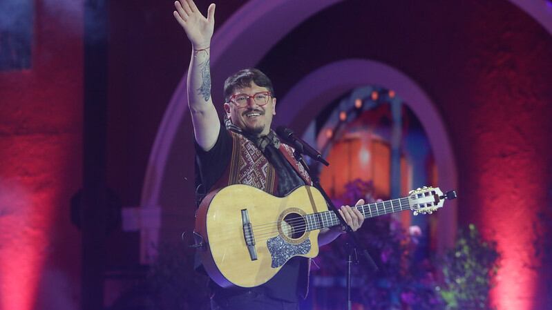 El comediante Mauricio Palma derrochó años de circo durante su presentación en el Festival del Huaso de Olmué 2025. A los pocos minutos ya había sacado varias risas entre el público, en su mayoría de avanzada edad, con chistes rápidos que poco a poco fueron construyendo una contundente rutina.
Los primeros chistes fueron en base a los funerales narcos, confesando en conferencia de prensa que la historia que contó de su madre fallecida, fue cierta y una inspiración (y ayuda del cielo) que lo ayudó a conquistar el Patagual.
En su rutina de una hora -tiempo que lo obligó a dejar varios chistes para futuras presentaciones- habló del fenómeno de la cultura china que impactó en Chile en la época de los 90´, principalmente cuando la carne mongoliana y el wantan eran la comida típica familiar para todo tipo de eventos. De ahí, pasó a analizar los mall chinos y los miles de productos a bajos precios que incitan a realizar compras compulsivas. 
El Patagual de principio a fin reía de buena gana. 
Tras una rutina sólida, más consolidada de lo que fue su experiencia en Viña del Mar, como él mismo reconoció delante la prensa, dio paso a su alter ego Violento Parra, el personaje que conquistó al monstruo riéndose de lo que muchos piensan, pero que pocos se atreven a decir.