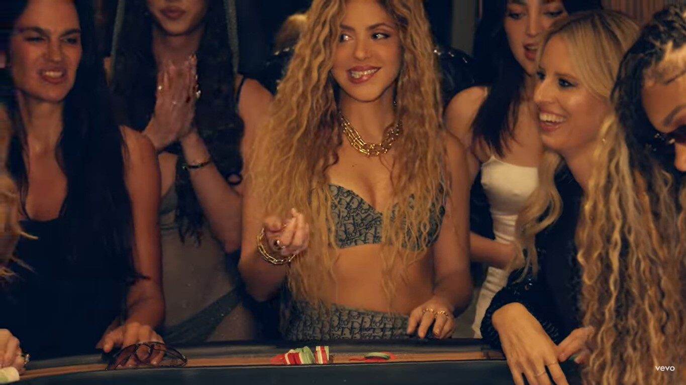Shakira incluyó a Harry Jowsey en el video de ‘Soltera’ y le hizo quitar la ropa.