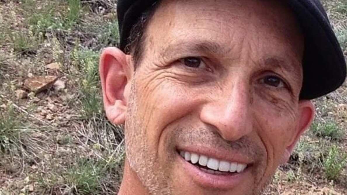 Sujeto bebe su orina hace 20 años