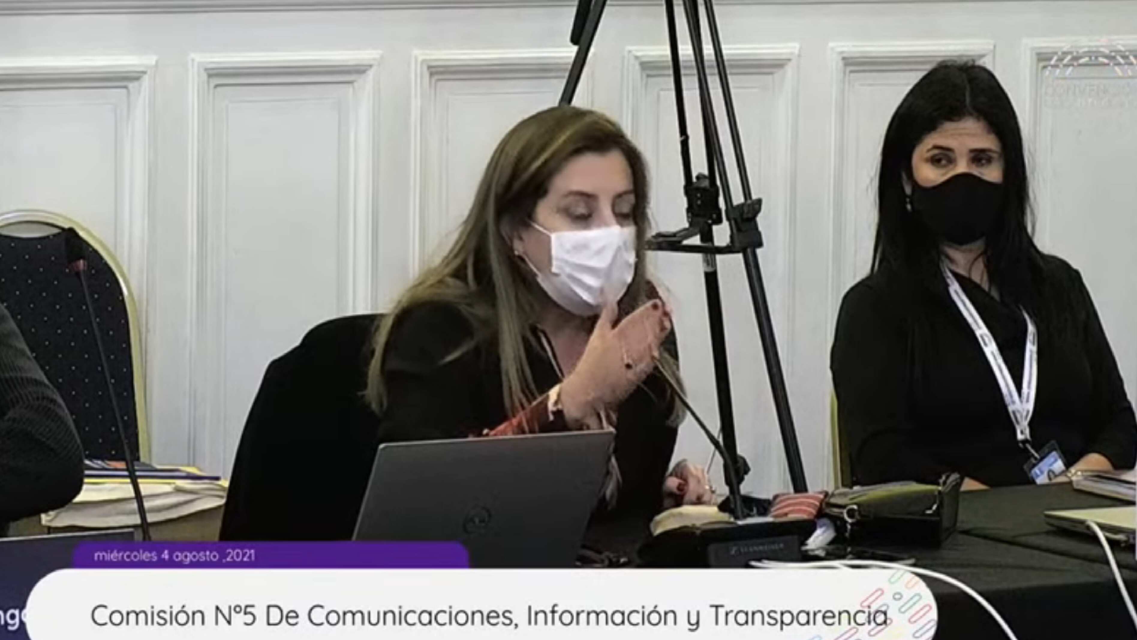 Tere Marinovic intenta defenderse en la comisión.