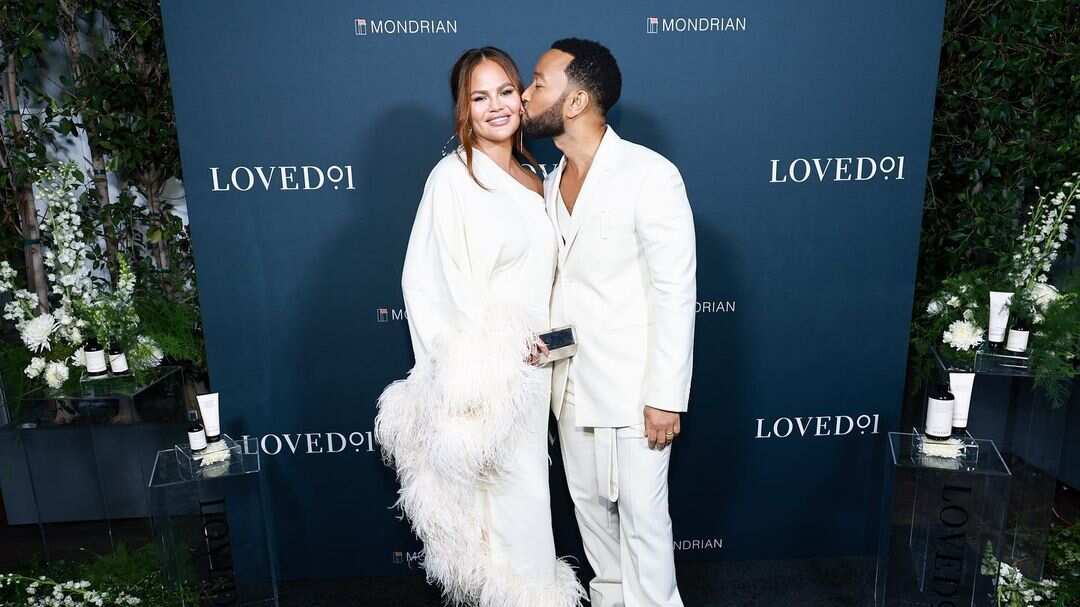 John Legend diz que se sentiu impotente na perda da gravidez com Chrissy Teigen