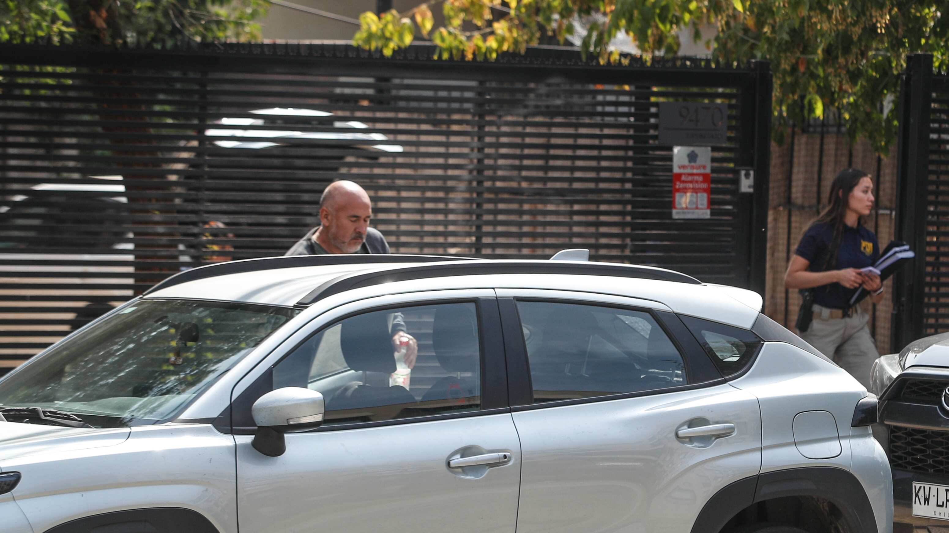 Los efectivos policiales investigan este viernes la muerte de una familia ocurrida esta madrugada en las comunas de Vitacura y Santiago.